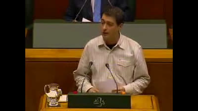 Oskar Matute en 2004 delante de Arnaldo Otegi: "El debate será más fructífero si nos libramos de  una vez de la violencia de ETA"