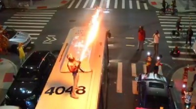 Un hombre con un lanzallamas siembra el caos en Nueva York | Vídeo Completo