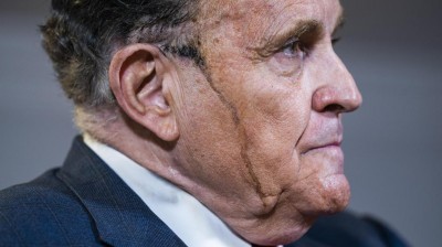 El tinte traiciona a Giuliani mientras denuncia "fraude masivo"
