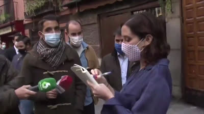 Isabel Díaz Ayuso tomando la comanda a los periodistas: "Café con leche normal ¿y para mojar?"