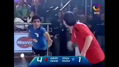 Maradona y Messi jugando al fútbol-tenis