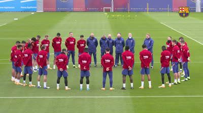The minute of silence in the training of the Barça by the death of Maradona