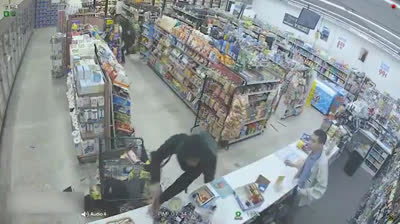 Due skater impediscono una rapina mentre rapinano un negozio