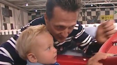 Michael Schumacher apprend à son fils Mick à voler alors qu'il n'a qu'un an