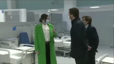 Isabel Díaz Ayuso sobre los espacios abiertos del Hospital Isabel Zendal: "Hay muchas veces que no hace falta que vayas a molestar estar todo el rato abriendo y cerrando puertas... y si ves a la mínima que ocurre algo, es cuando vas"