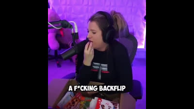 Americana probando por primera vez un Kinder Bueno