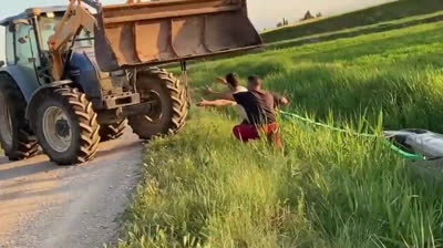 Tractor aplastando un coche | Al menos lo grabé muchacho